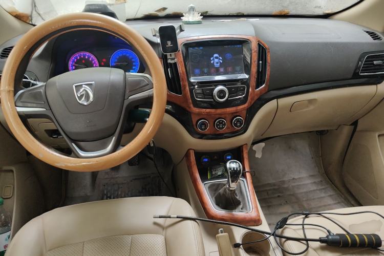 Used Baojun 730 2014 1.5L manual Comfort version 7 seats Center Console