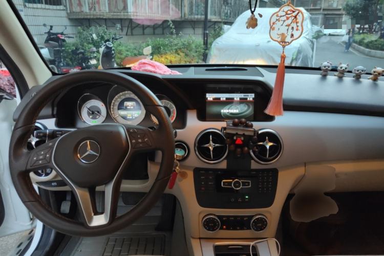 Used Mercedes-Benz GLK-Class 2014 GLK 260 4MATIC Dynamic Model Center Console