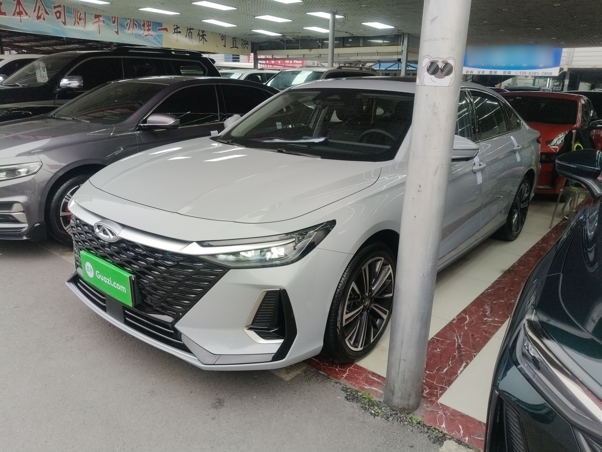 تحت مقدمة السيارة