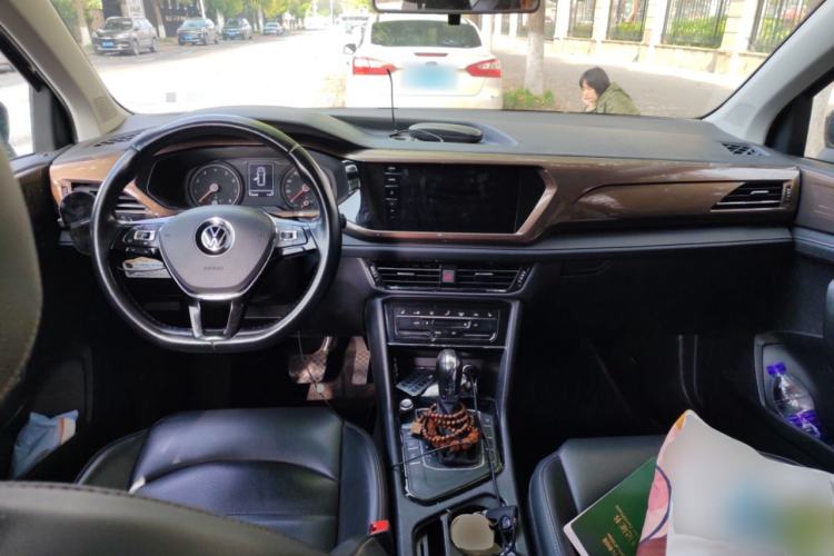 Used Volkswagen Tharu 2021 280TSI Two-Wheel-Drive Luxury Plus Edition Center Console