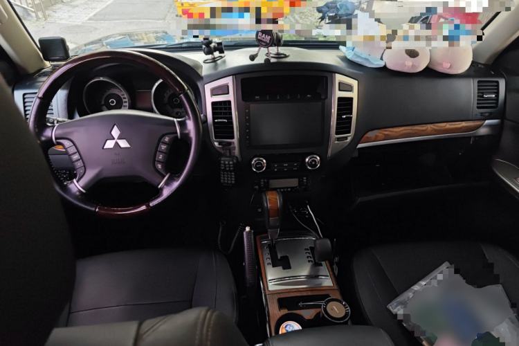 Used Mitsubishi Pajero 2018 3.0L Automatic Luxury Edition Center Console