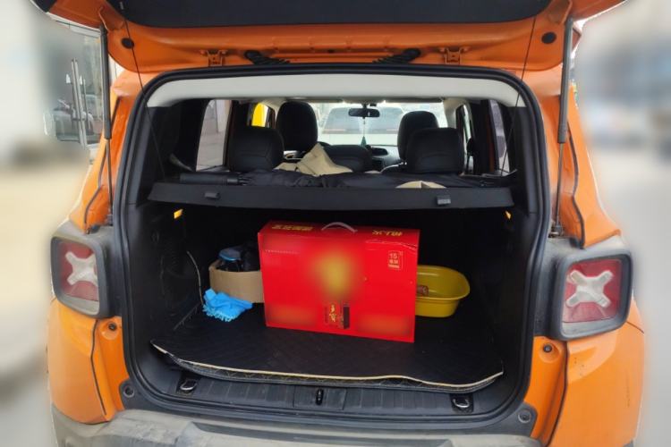 Used Jeep Renegade 2018 Connected Large Screen Version 180TS Automatic High-Energy Edition Trunk