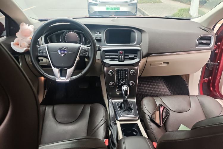 Used Volvo V40 2016 T4 Smart Luxury Edition
