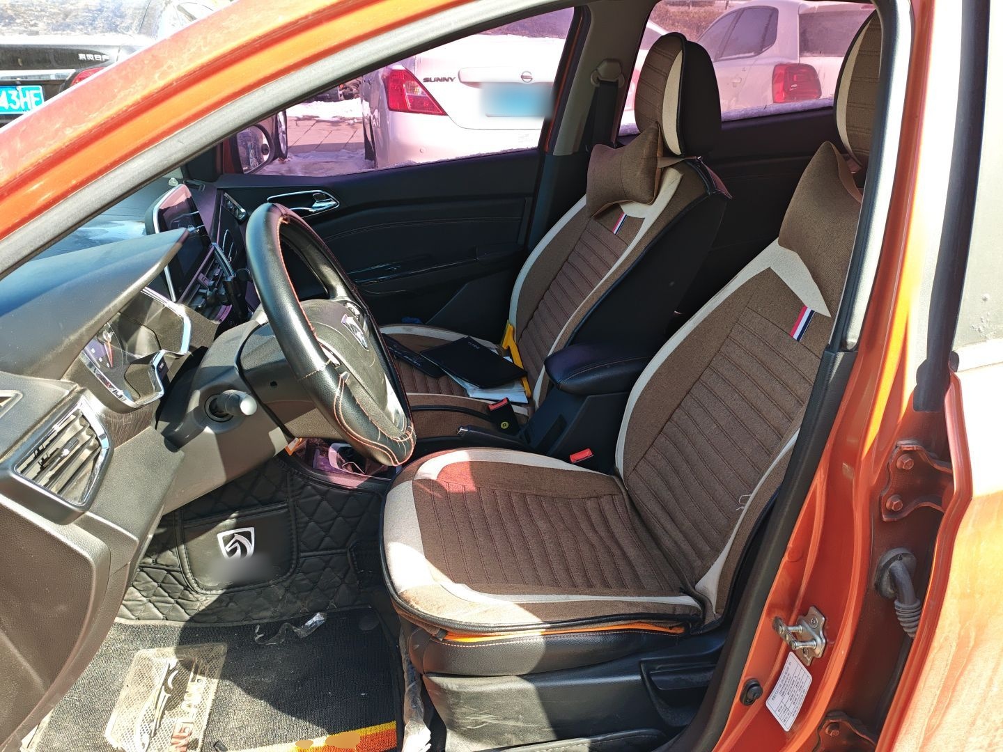 المقاعد الأمامية داخل السيارة