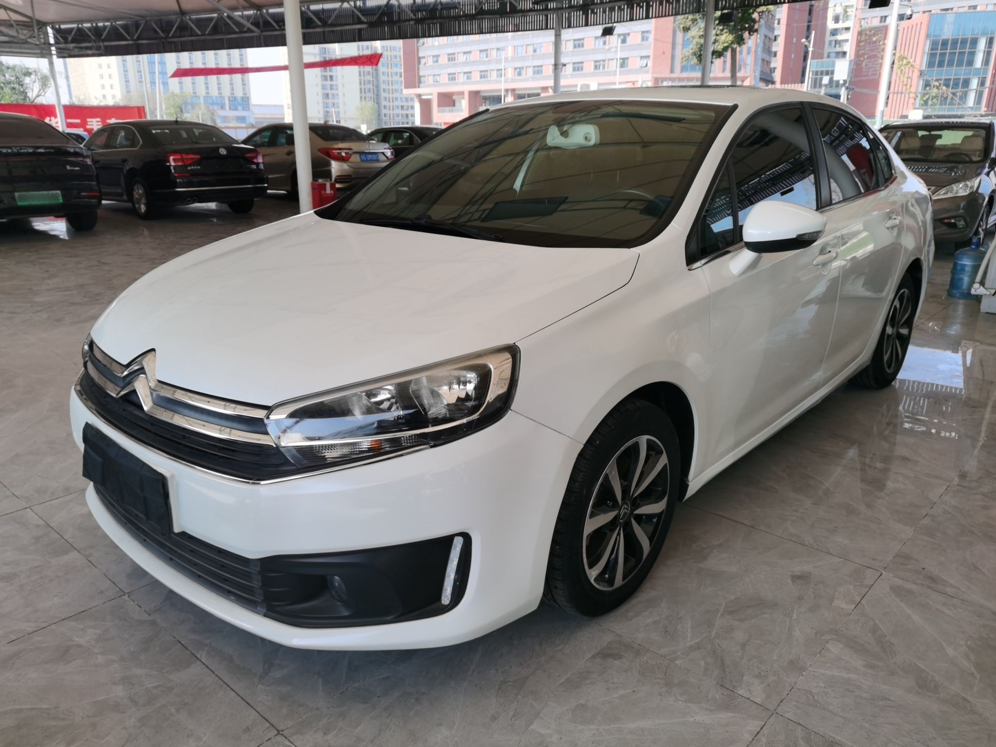 تحت مقدمة السيارة