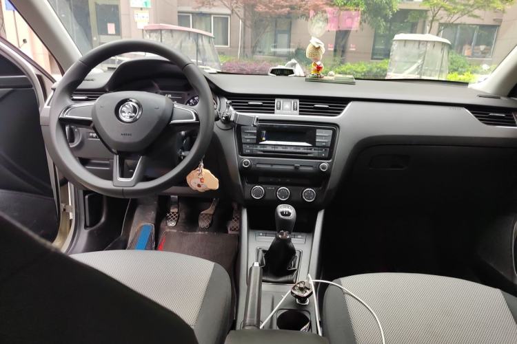 Used Skoda Octavia 2017 Classic Model 1.6L Manual Comfort Edition Center Console