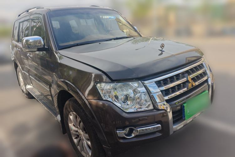 Used Mitsubishi Pajero  Front Right 45 Deg