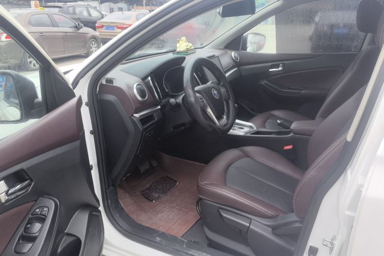 Used Venucia T70X 2015 2.0L CVT SmartFun Sport Edition