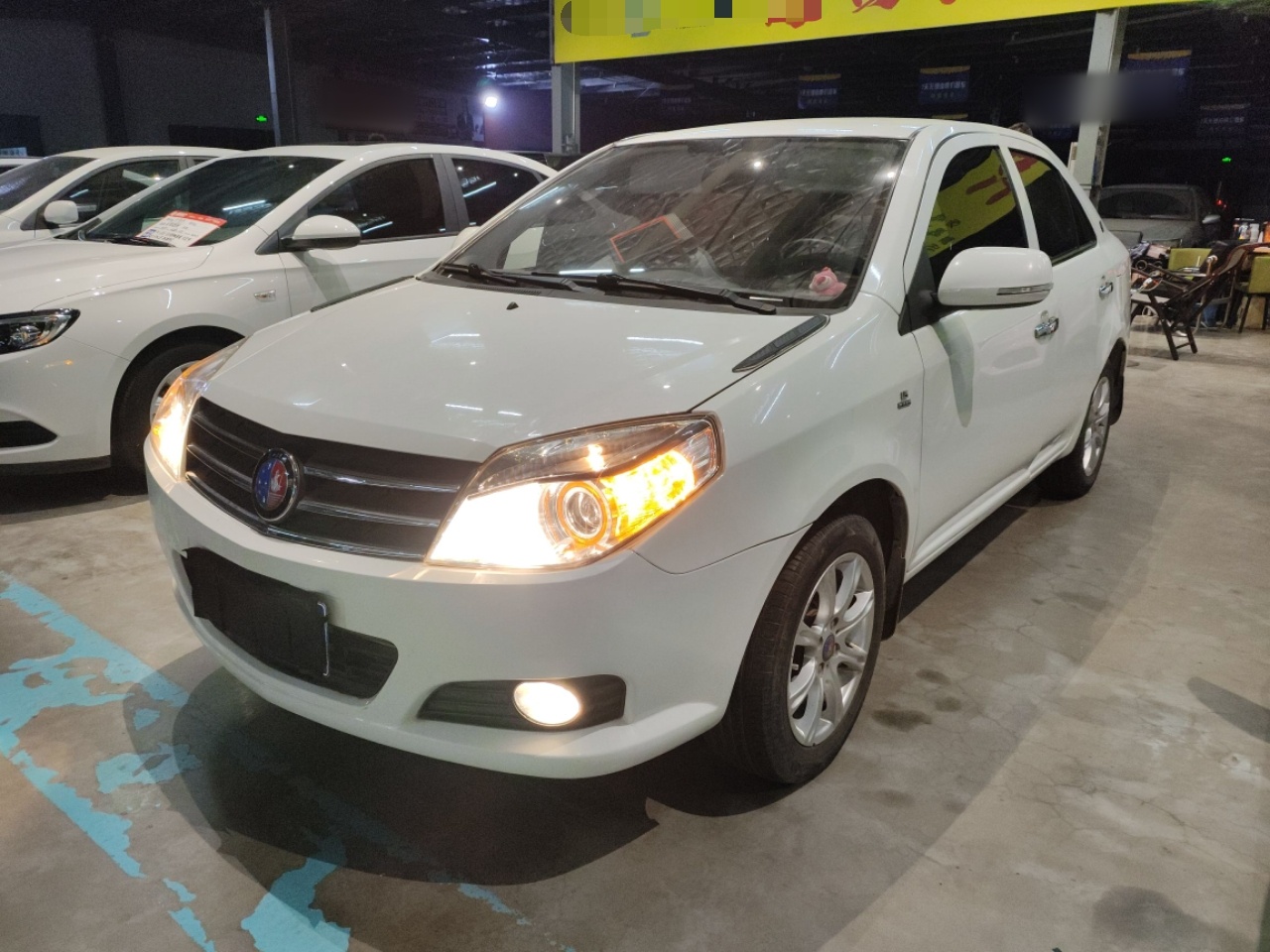 تحت مقدمة السيارة