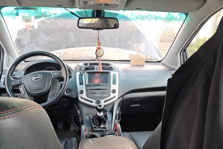 Used BYD S6 2014 1.5TI Manual Luxury 5-Seater Center Console