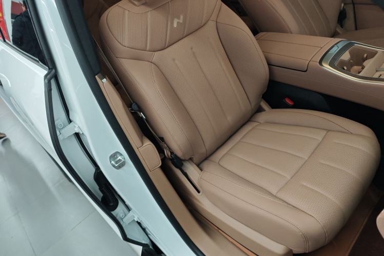 Used ONVO Luxeed L90 2025 Model—Ultra Six-Seater Version
