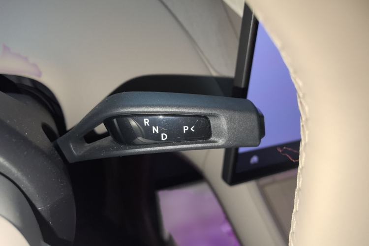 Used Xiaomi Auto YU7 2025 Ultra-Long Range High-Performance All-Wheel-Drive Max Edition Gear Lever