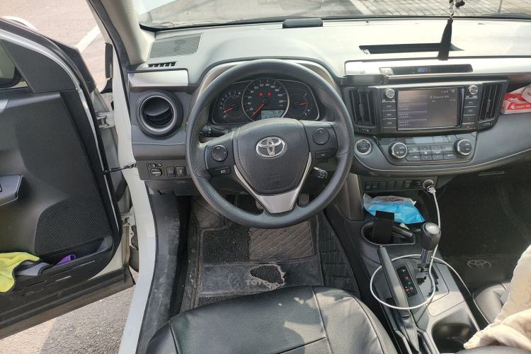 Used Toyota RAV4 2019 2.0L CVT Two-Wheel Drive Luxury Version China VI Standard Steering Wheel