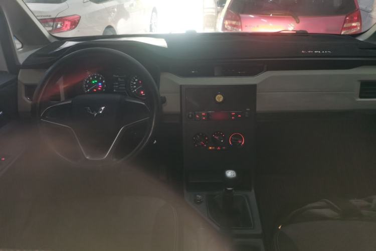 Used Wuling Hongguang PLUS 2019 1.5T Manual Comfort Version 7 Seats Center Console