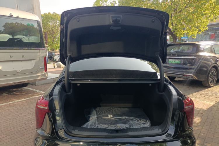 Used Hongqi H5 2025 2.0T Automatic Flag Edition – 500 000 Units Commemorative Version
