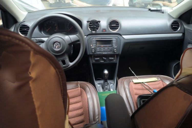 Used Volkswagen Jetta 2015 Value Edition 1.6L Automatic Comfort Version Center Console