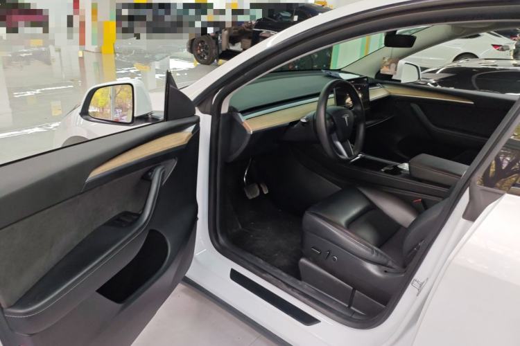 Used Tesla Model Y 2022 Long-Range All-Wheel-Drive Version
