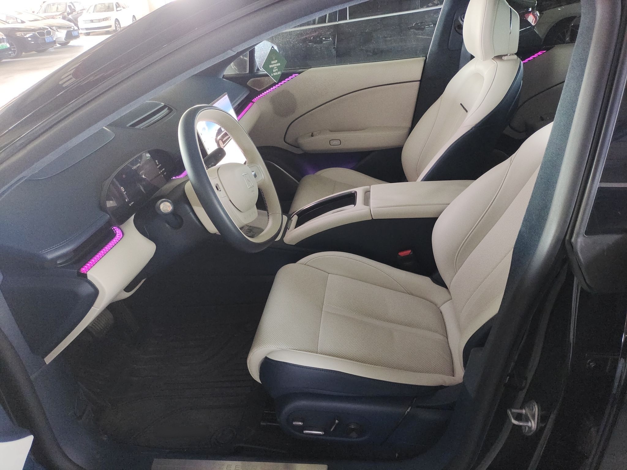 المقاعد الأمامية داخل السيارة