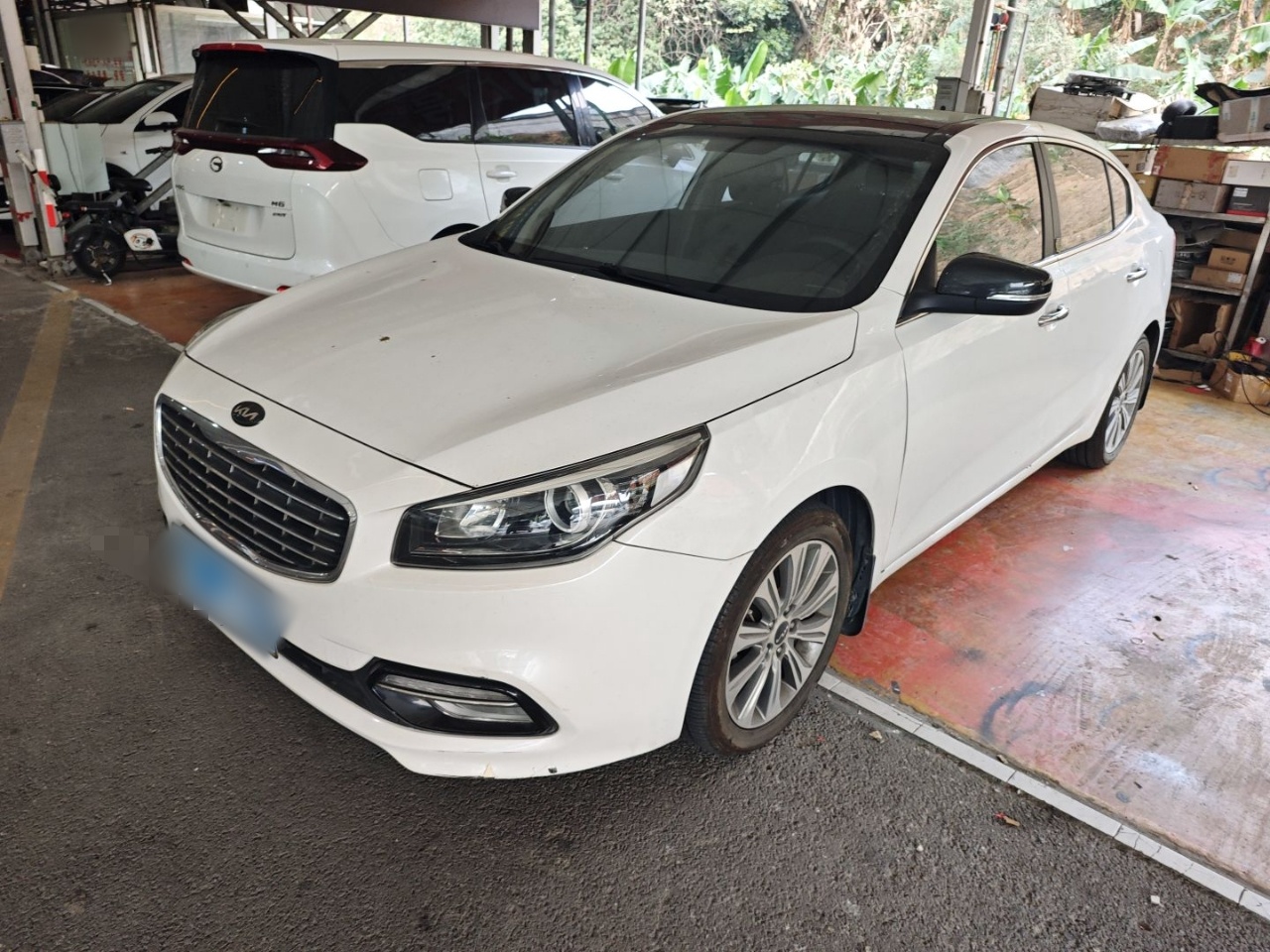 Под передней частью автомобиля