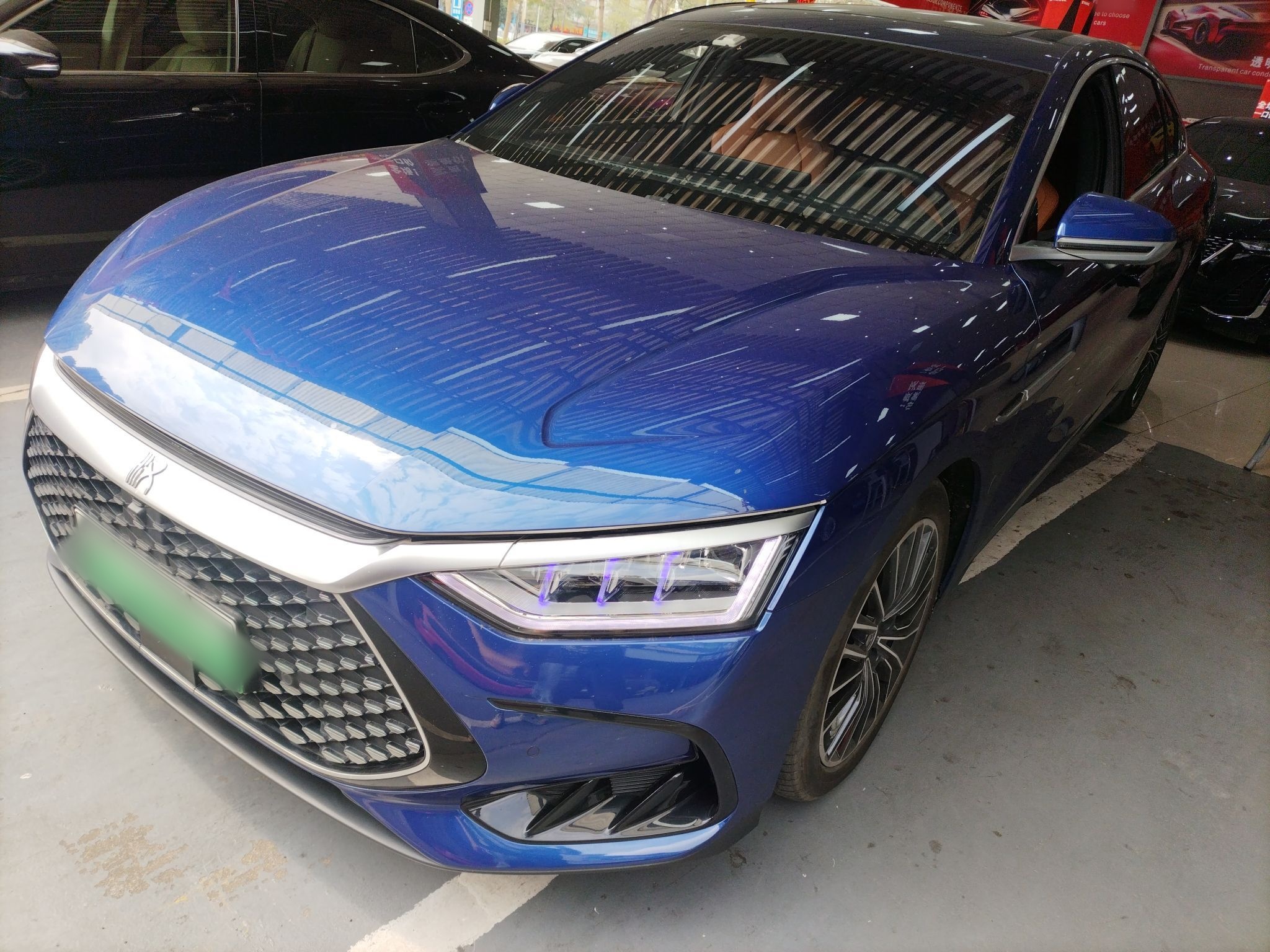 تحت مقدمة السيارة