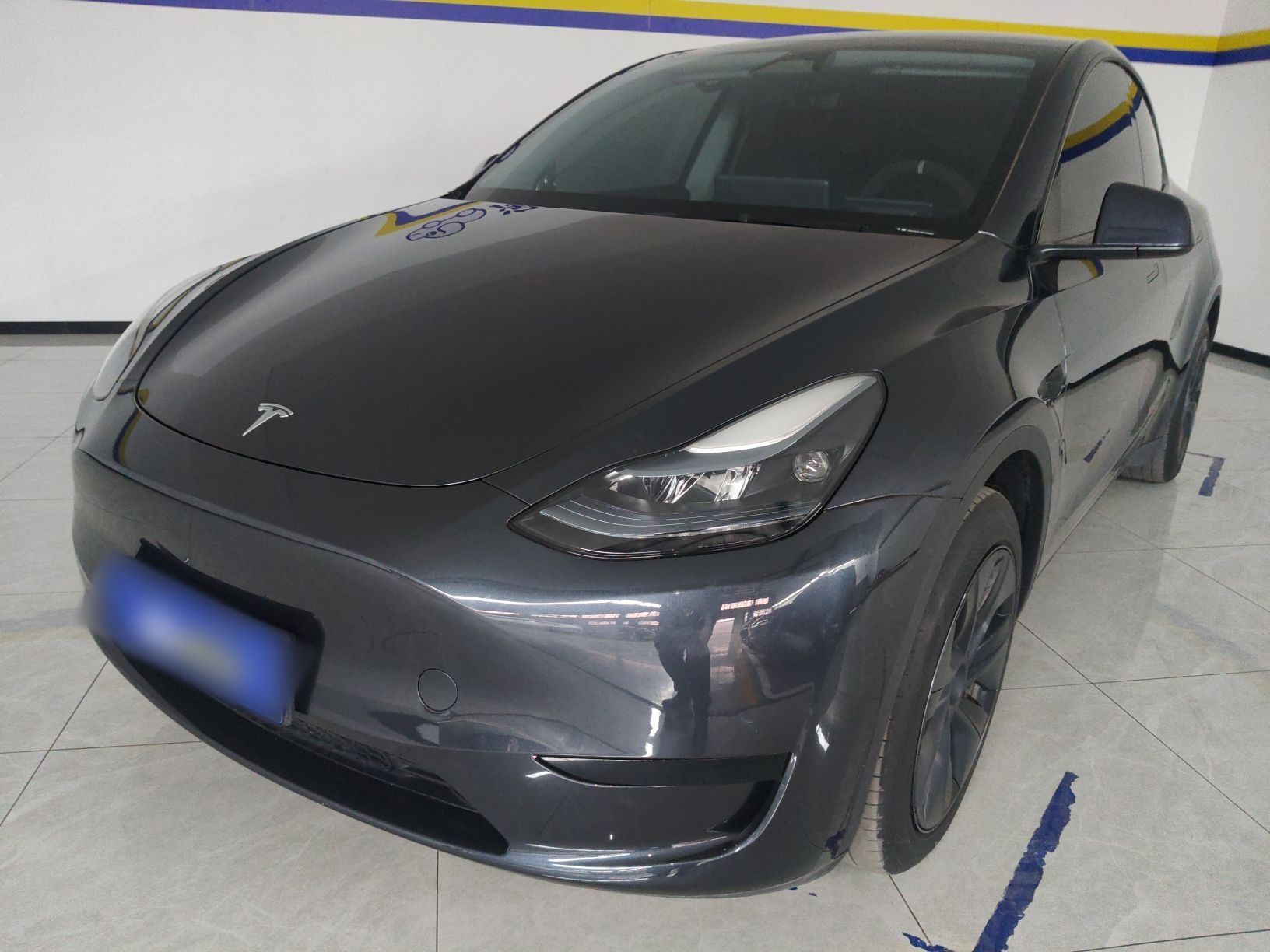 تحت مقدمة السيارة