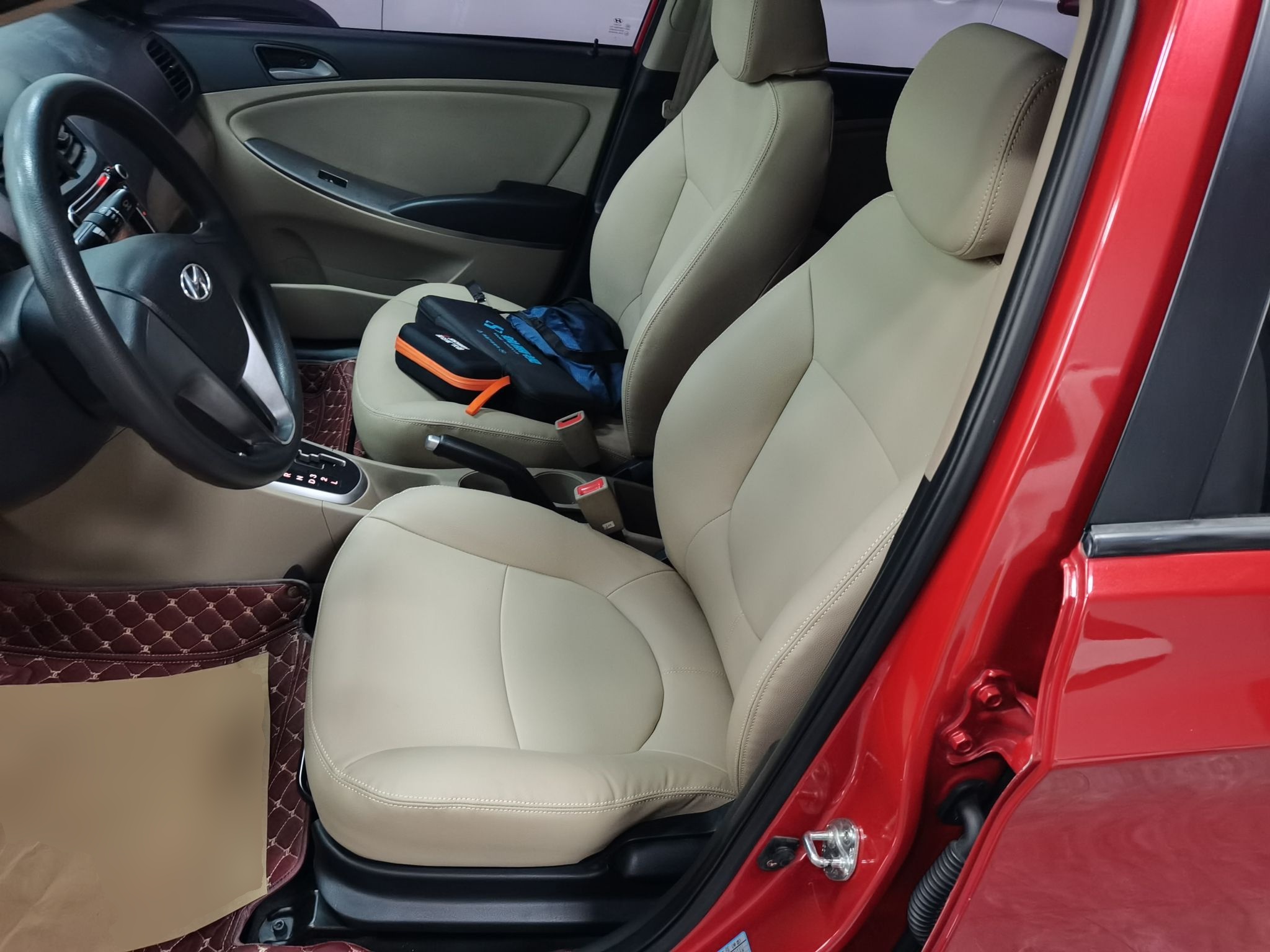 Переднее сиденье в автомобиле