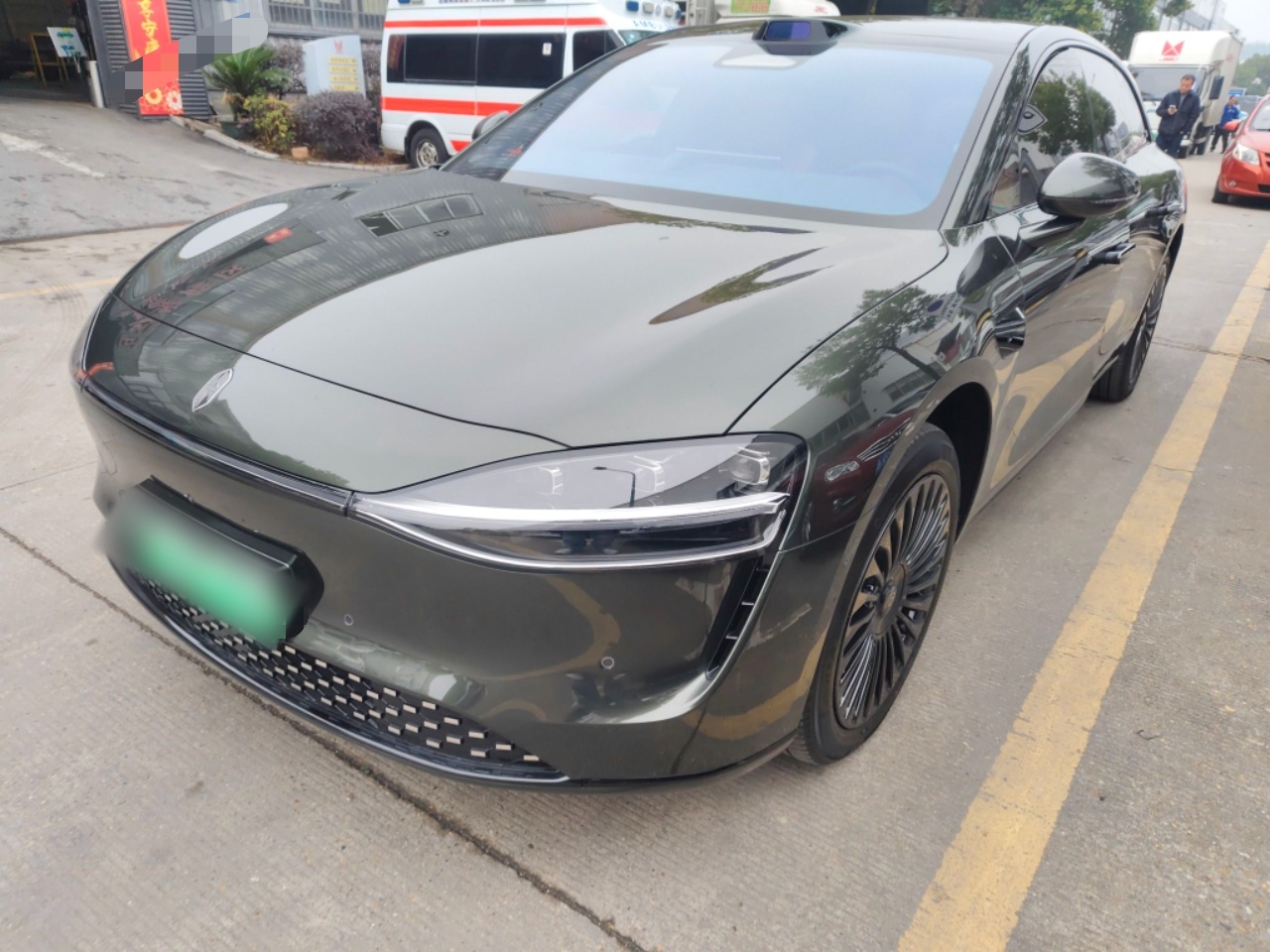 Под передней частью автомобиля