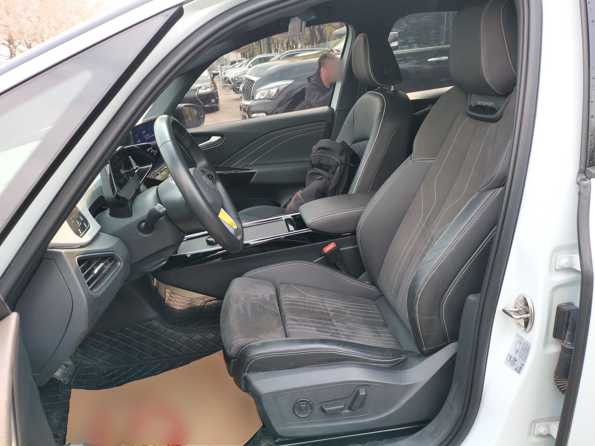 Переднее сиденье в автомобиле