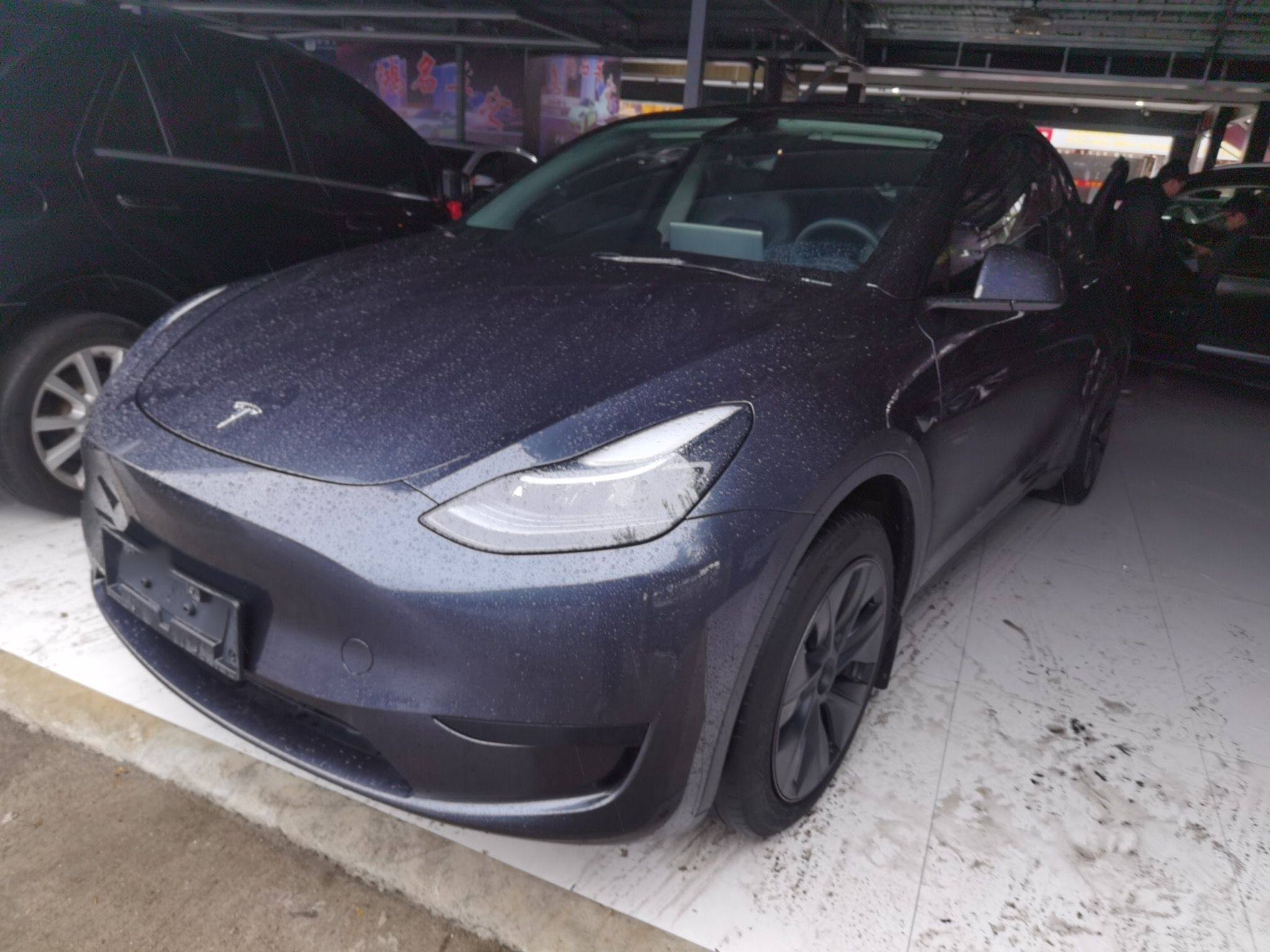 Под передней частью автомобиля