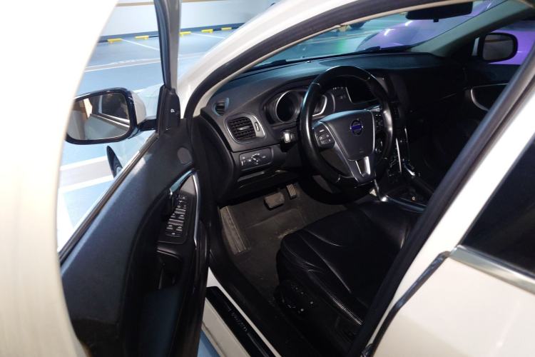 Used Volvo V40 2015 1.6T Zhiya Edition
