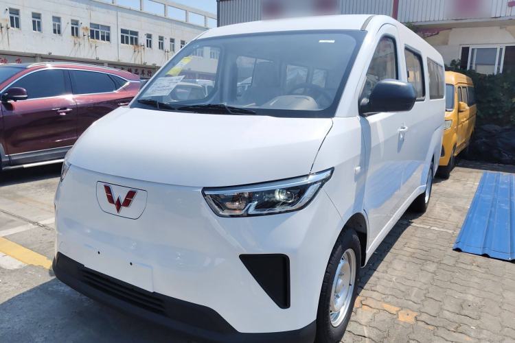 Used Wuling Yangguang 2024 300KM Comfort Version Passenger Van 75kW