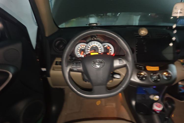 Used Toyota RAV4 2012 Luxurious 2.4L Automatic 4x4 with Stylish Features Steering Wheel