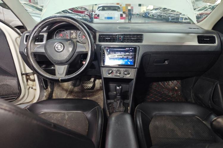 Used Skoda Rapid Spaceback 2014 1.6L Automatic Enjoyment Edition Center Console