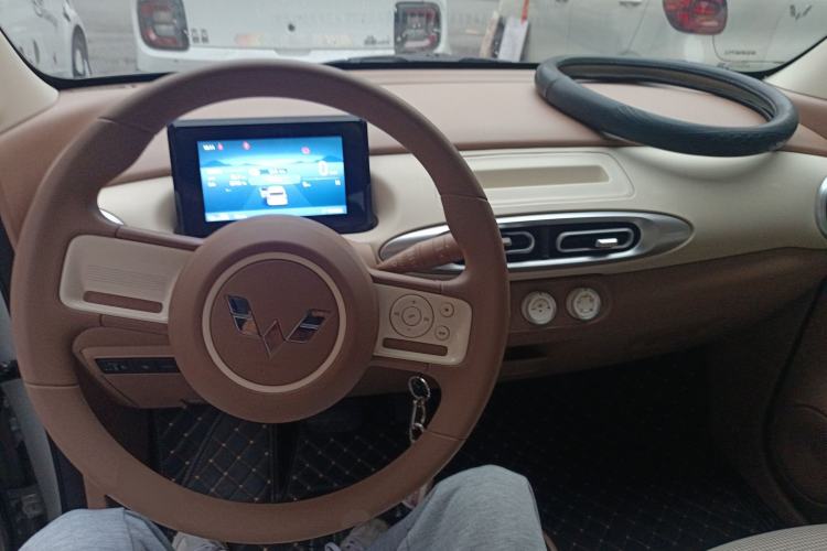 Used Wuling Hongguang MINIEV 2025 Four-Door Version Advanced Edition Center Console