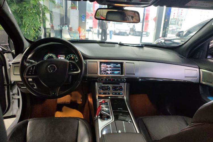 Used Jaguar XF 2015 XF 3.0 SC R-Sport Luxury Edition Interior 6