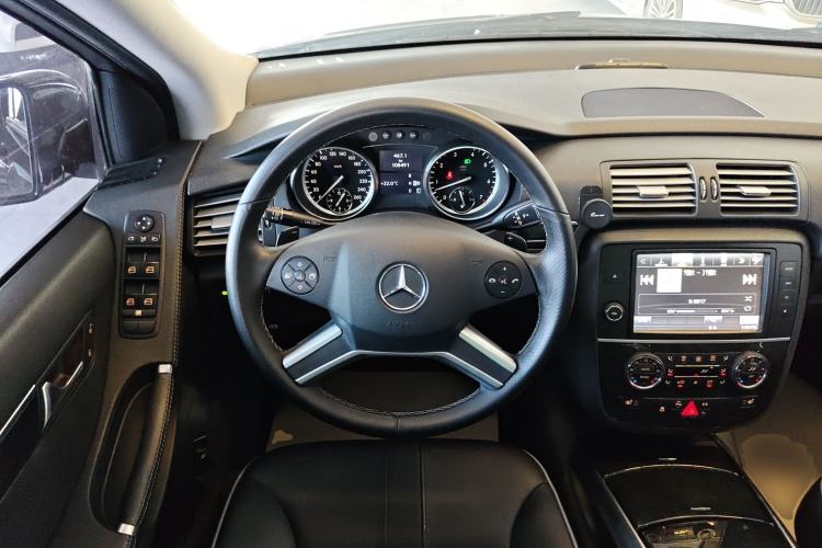 Used Mercedes-Benz R-Class 2017 R 320 4MATIC Business Edition Prestige Model Steering Wheel