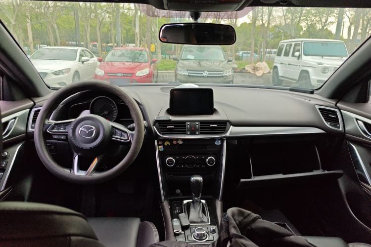 Used Mazda CX-4 2018 2.0L Automatic Two-Wheel Drive Blue Sky Premium Upgrade Version China V Standard Center Console