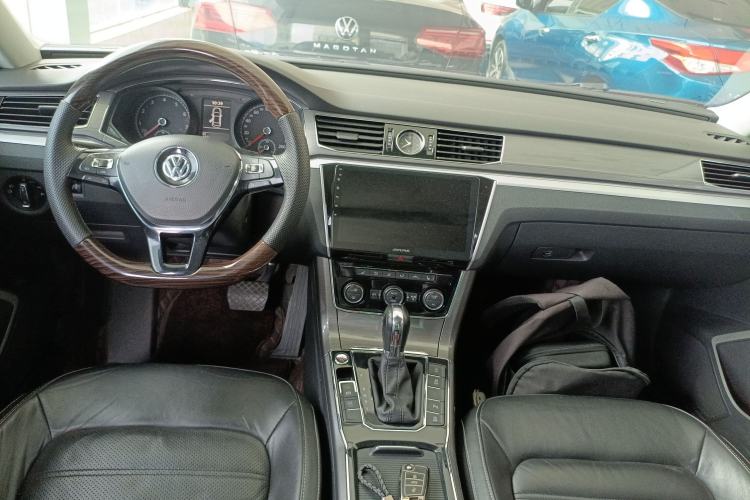 Used Volkswagen Passat 2017 330TSI DSG Luxury Edition Center Console