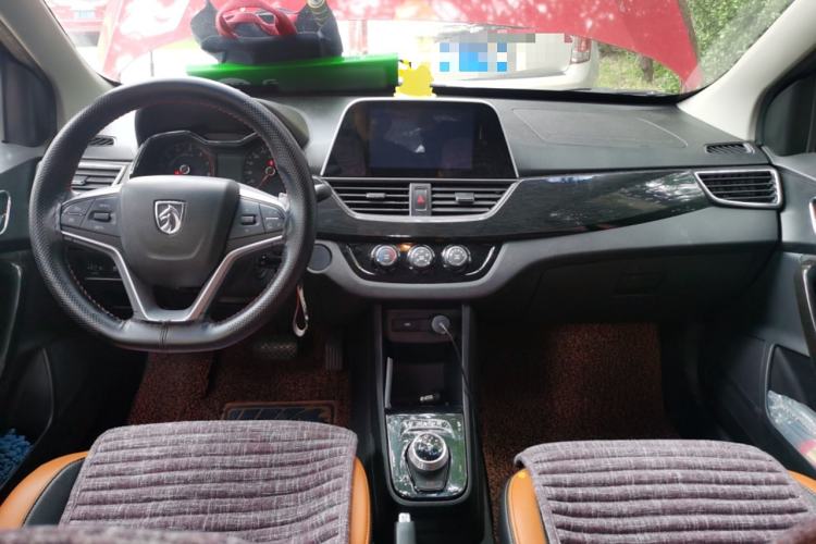 Used Baojun 310 2017 1.5L Automatic Luxury Model Center Console