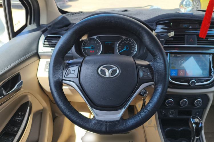 Used FAW Yingzhi 737 2016 1.5L CVT Luxury Navigation Edition Steering Wheel