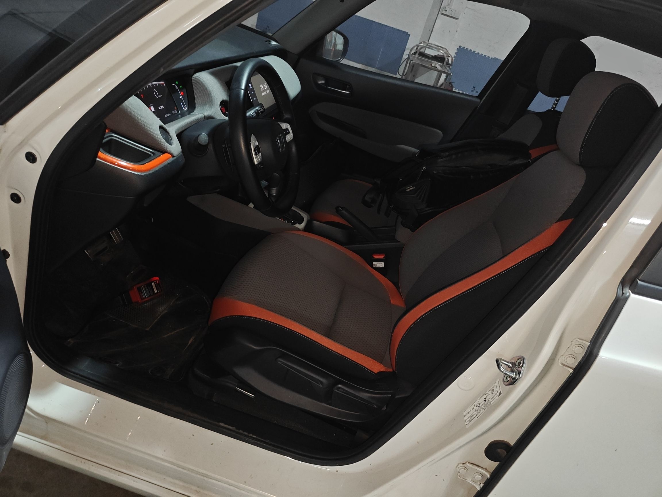 Переднее сиденье в автомобиле