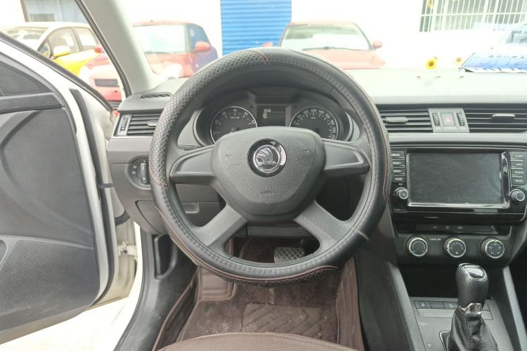 Used Skoda Octavia 2016 1.6L Automatic Front-Wheel Drive Model Steering Wheel