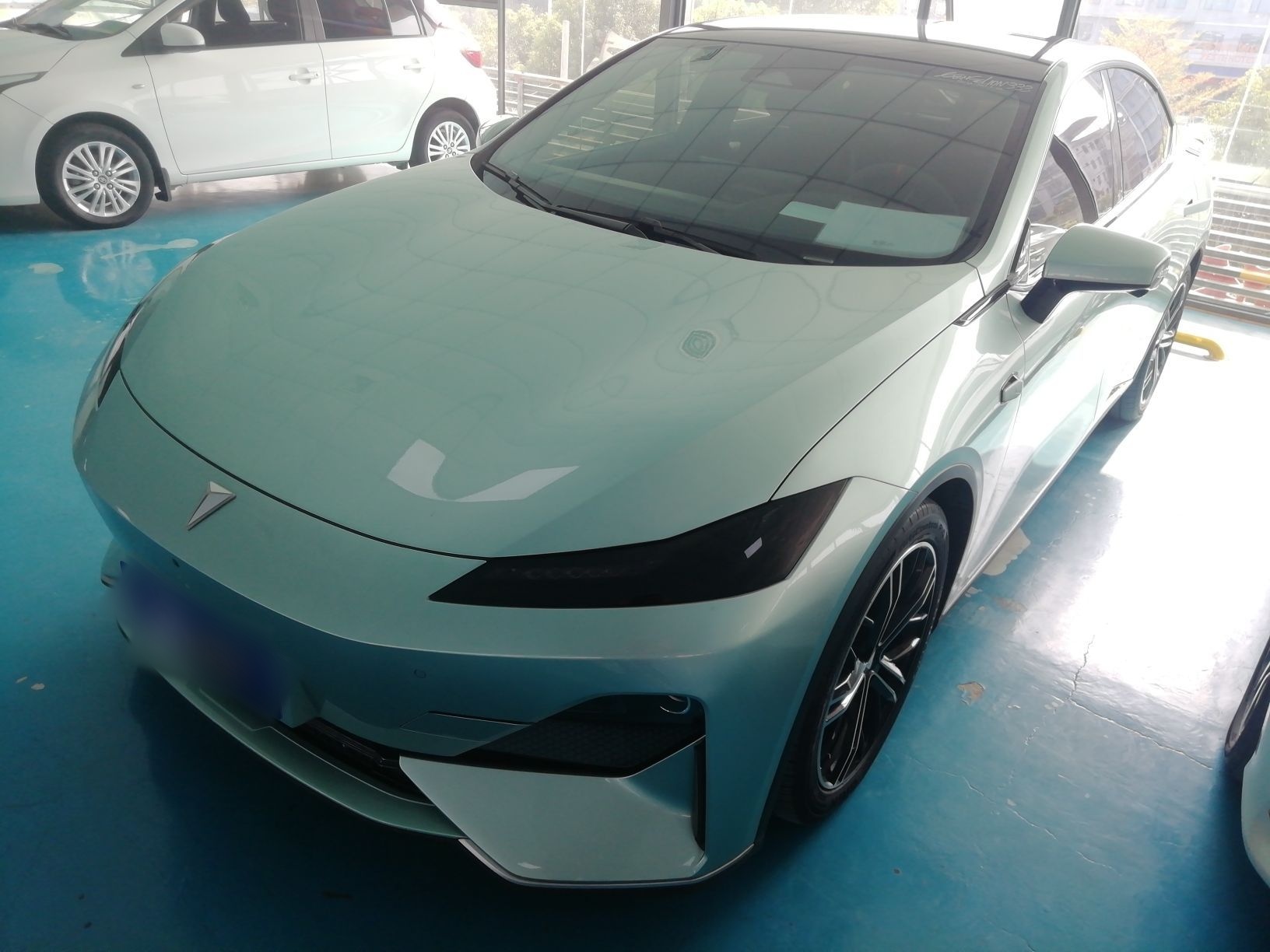 Под передней частью автомобиля