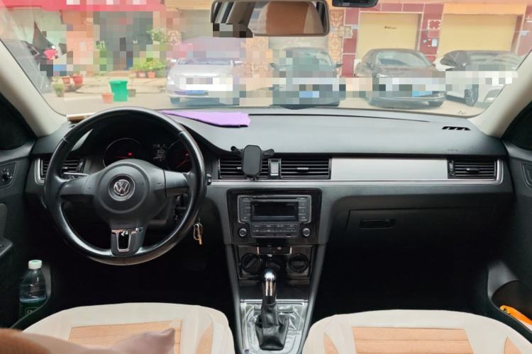 Used Volkswagen Bora 2014 1.6L Automatic Fashion Model Center Console