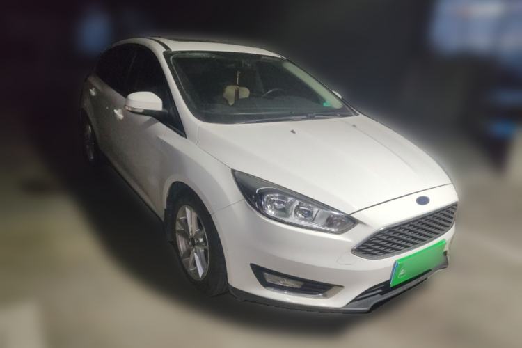 Used Ford Focus 2015 Hatchback EcoBoost 125 Automatic Supreme Style Edition Front Right 45 Deg