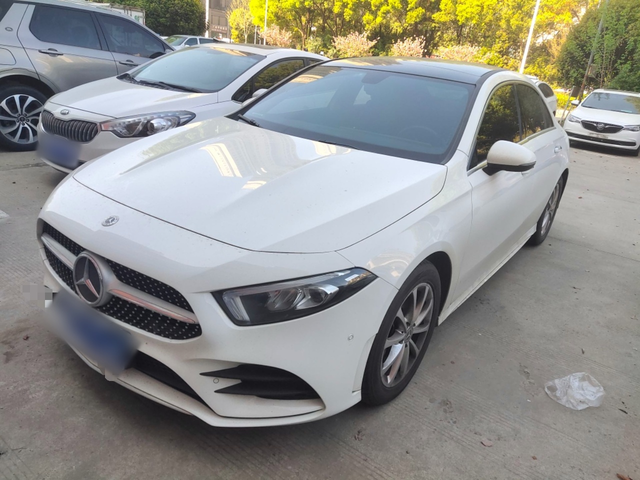 تحت مقدمة السيارة