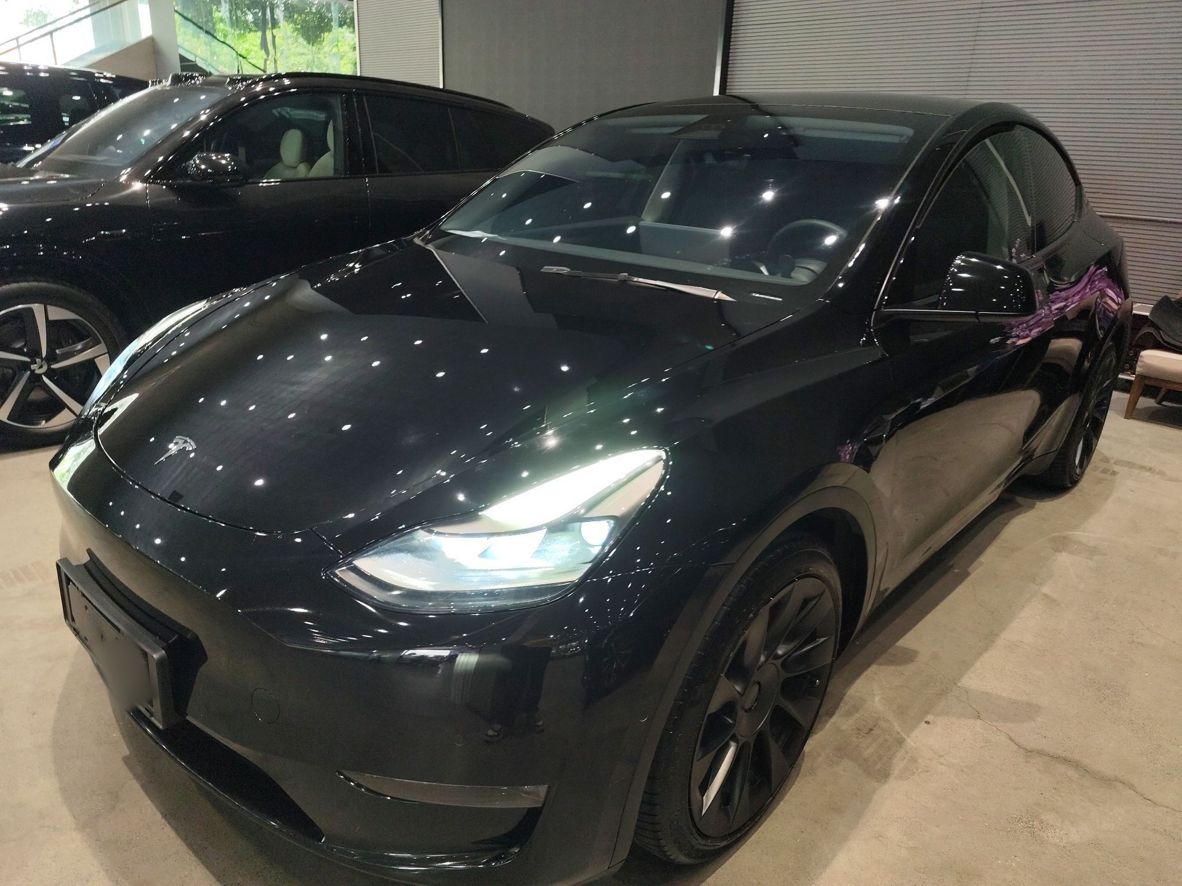 Под передней частью автомобиля