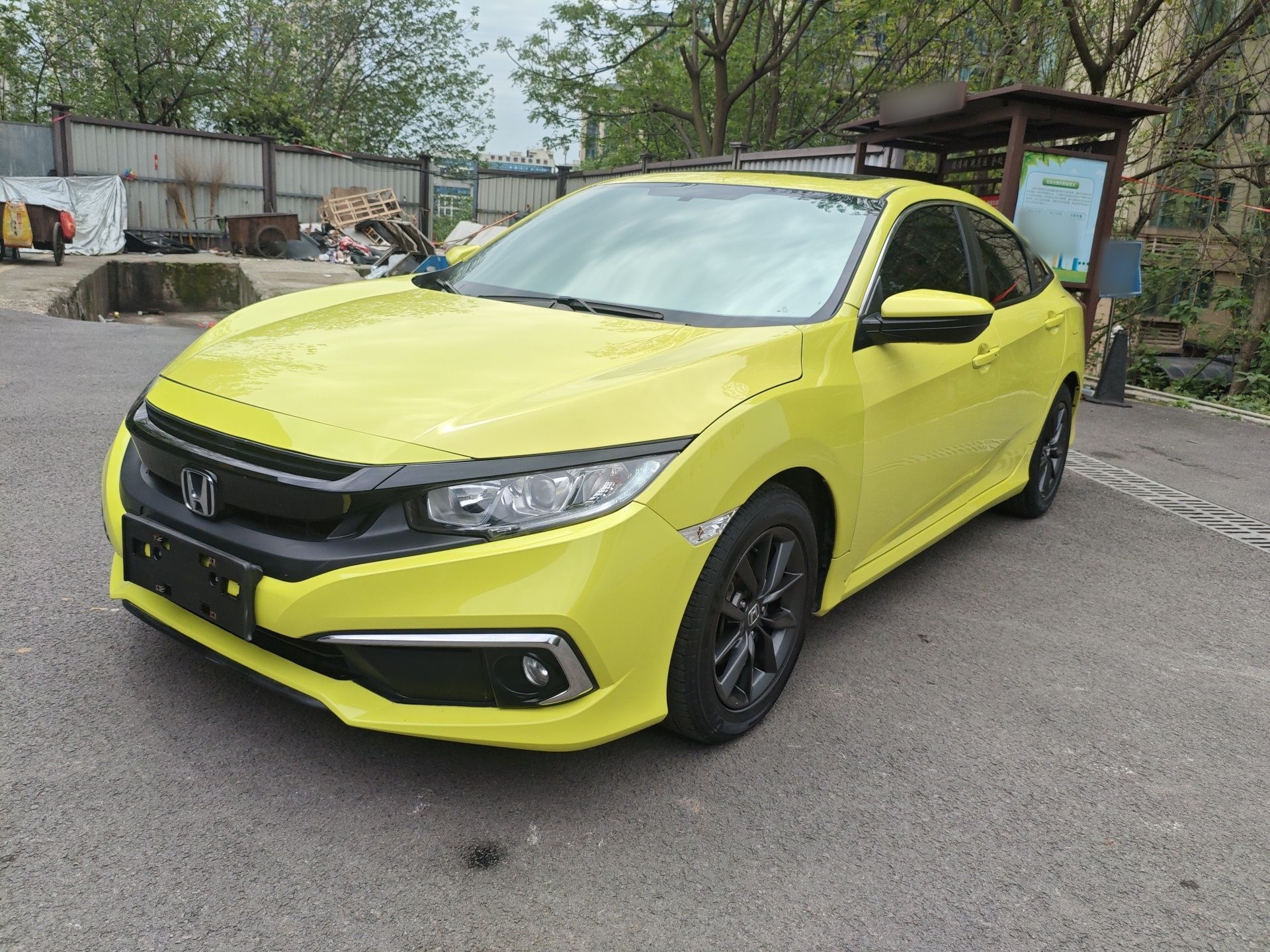 تحت مقدمة السيارة