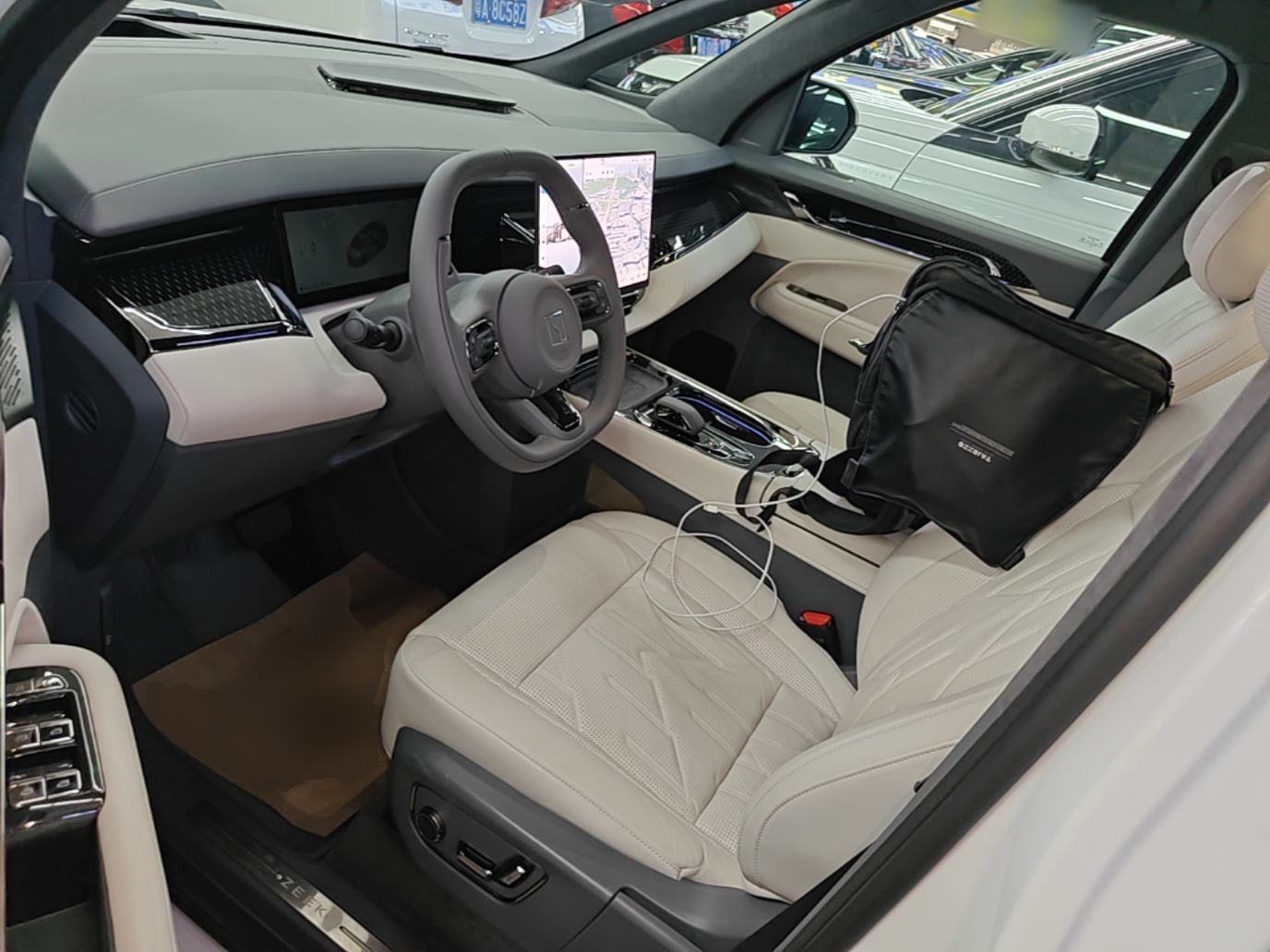 Zeekr 009 2024 7-Seater Walk-Through Version Four-Wheel Drive 108 kWh — снимка 17