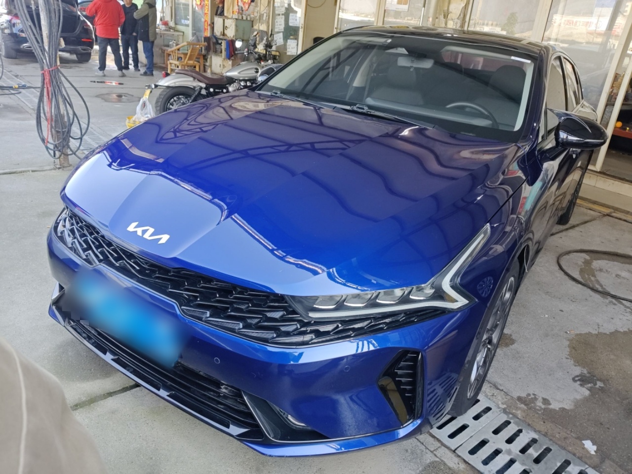 تحت مقدمة السيارة